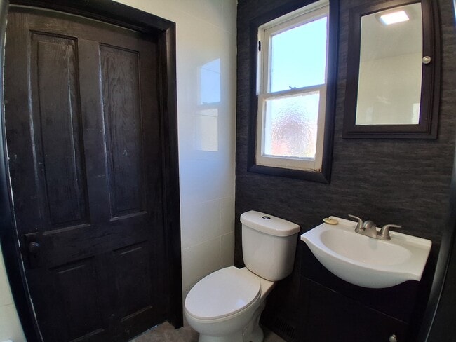 Building Photo - 206 W 7th St