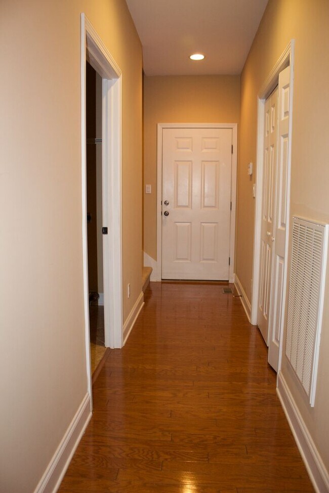 Building Photo - For Rent - Charming 3BR/2BA Home in Macken...