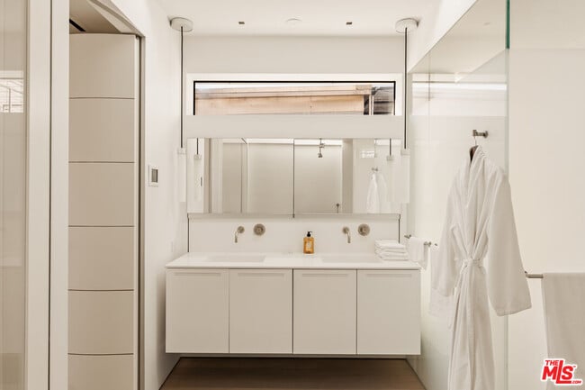 Building Photo - 1267 Palisades Beach Rd