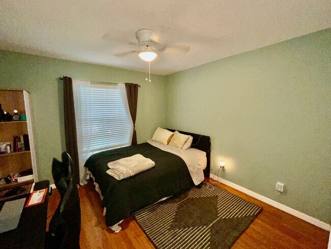Building Photo - Modern 4-Bed, 2-Bath Solar-Powered Home Ne...