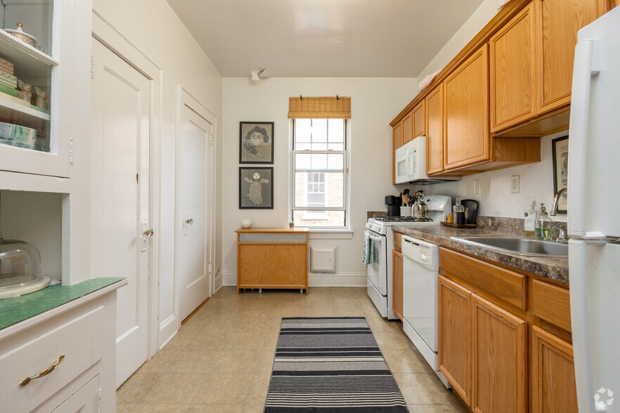 2 BR, 1 BA - Kitchen - Ashland Assoc.