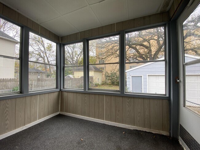Building Photo - 19 7th Ave NE
