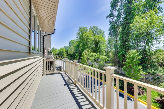 Building Photo - Stunning Contemporary Townhome - 4 Bedroom...