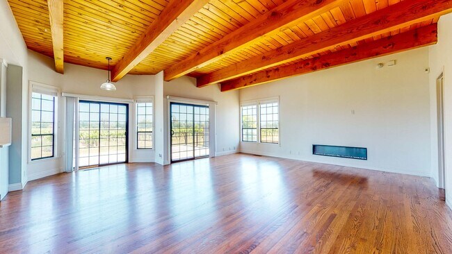 Building Photo - Beautiful 4 bedroom 3.5 bath Home with 2 c...