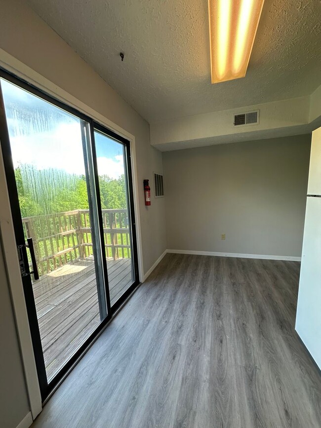 Building Photo - 2 Bedroom / 1.5 bath Townhouse, Kingsport TN