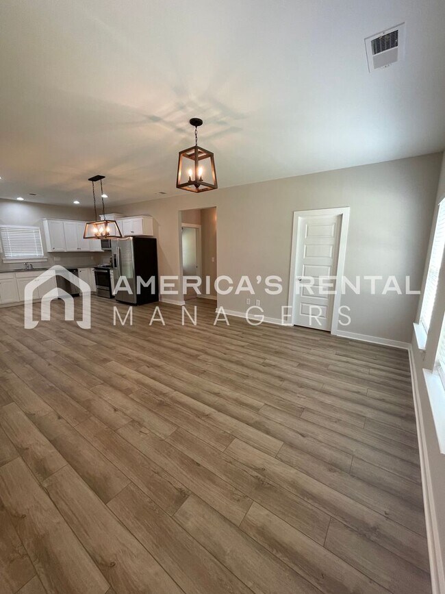 Building Photo - Home for Rent in Weaver, AL!!! Available to View Now! PRICE REDUCTION!! Sign a 13-month lease by ...