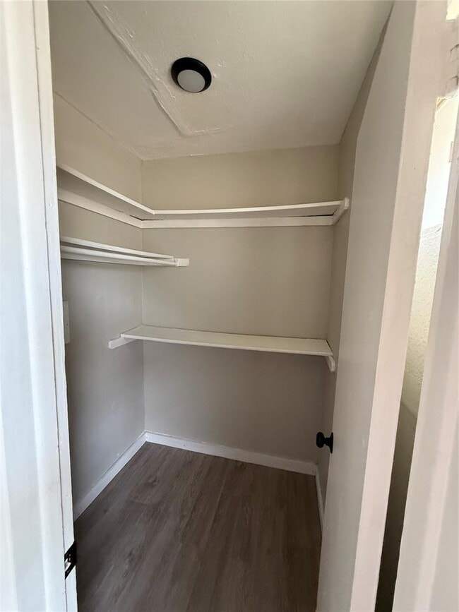 Building Photo - 1020 S Rock Island Ave