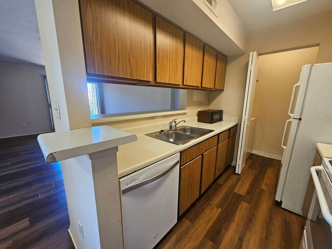 Building Photo - 1 Bedroom/ 1 Bath 3rd Floor Condo In Village Creek