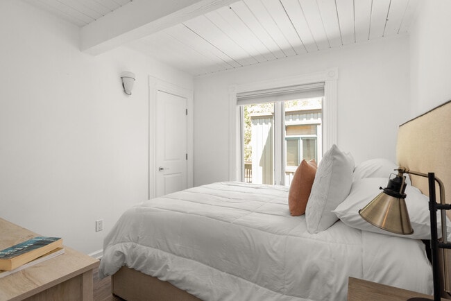 Building Photo - 916 E Hopkins Ave