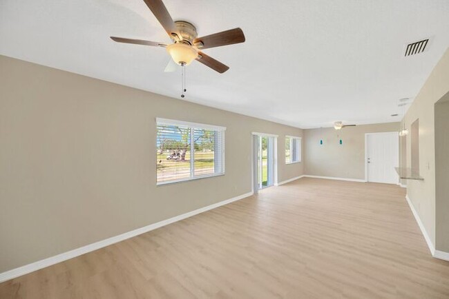 Building Photo - 2 BR, 2 BA Home in the Mainlands on the 18...
