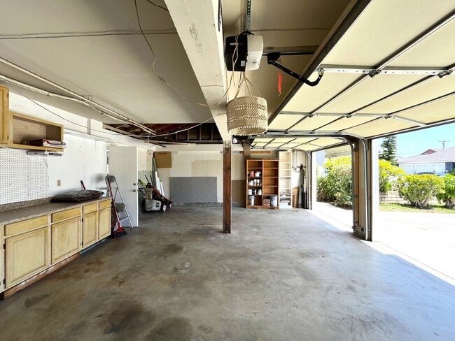 Building Photo - 4 bed, 3 bath located in Anaheim!
