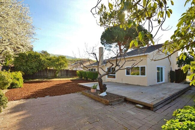 Building Photo - $4,200 / 4 BR - SPACIOUS HOME IN WARM SPRINGS WITH SCENIC HILL VIEWS