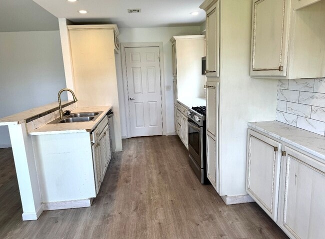 Building Photo - Like new!  3/2/2 Country Aire Estates