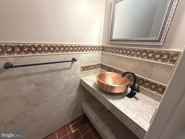 Building Photo - 728 18th St S