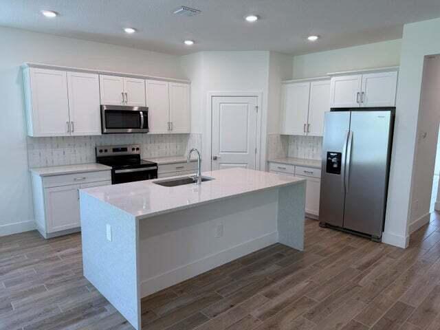 Building Photo - 6560 SE Pk Trce Dr