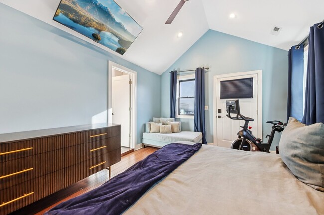 Building Photo - 1717 N Hudson Ave