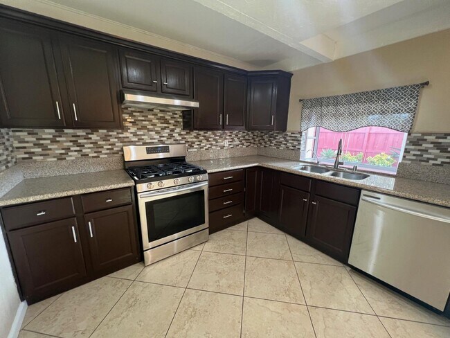 Building Photo - 528 Raintree Dr