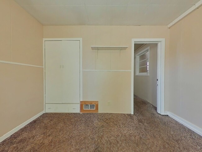 Building Photo - 3 Bedroom House ~ Close to Campus ~ Pet Fr...