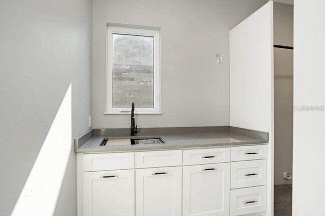 Building Photo - Bold Contemporary Sarasota Luxury Home. 4 Beds/ 4 Baths. Private Pool and Summer Grill.