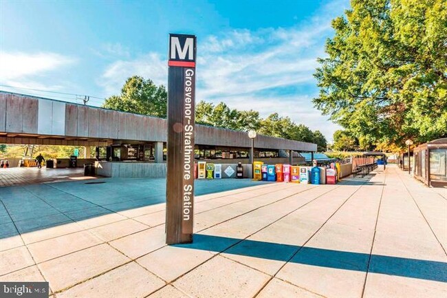 Building Photo - 10101 Grosvenor Pl