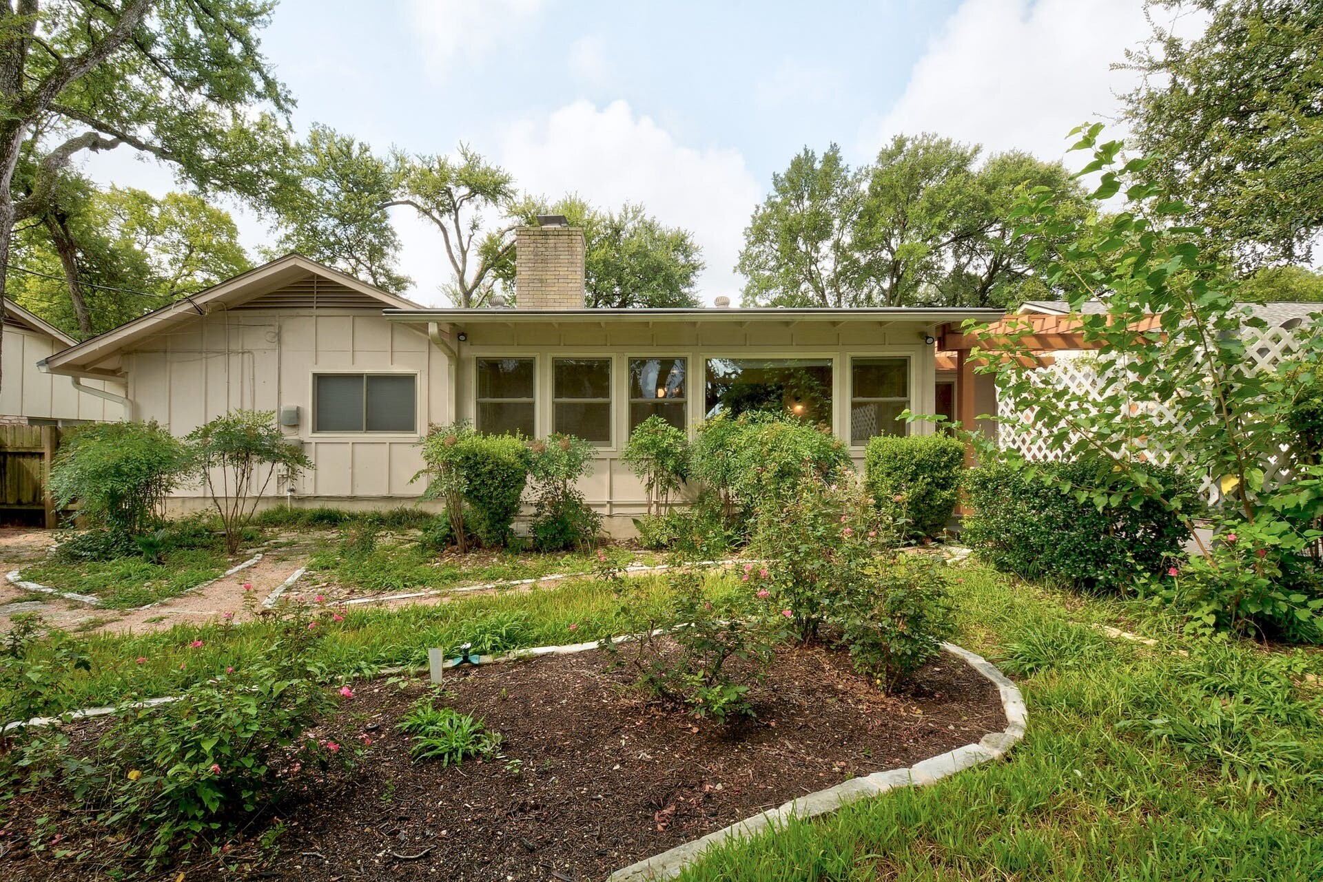 Building Photo - 4802 Gerona Dr
