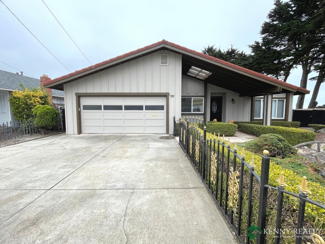 Primary Photo - Spacious 3 Bedroom Home with Backyard Pati...