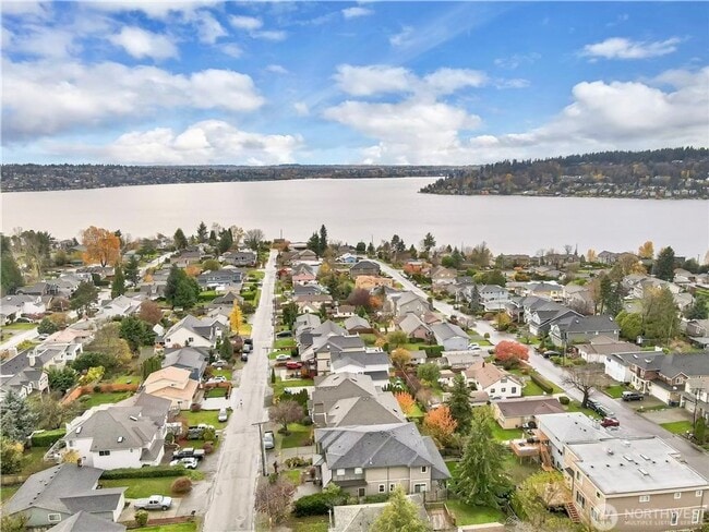 Building Photo - Lower Kennydale 3 bed/2 bath Rambler!