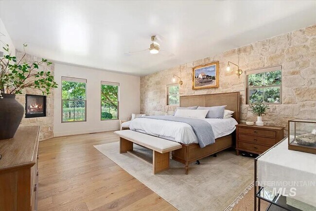 Building Photo - Stunning 4 Bedroom Home in The Shores | Luxury Meets Every Day Comfort