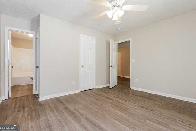 Building Photo - 6125 Pineneedle Dr SW