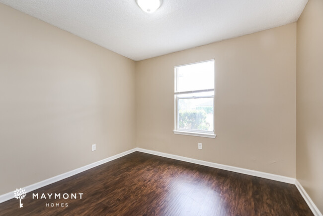 Building Photo - Inviting 3-Bedroom Home