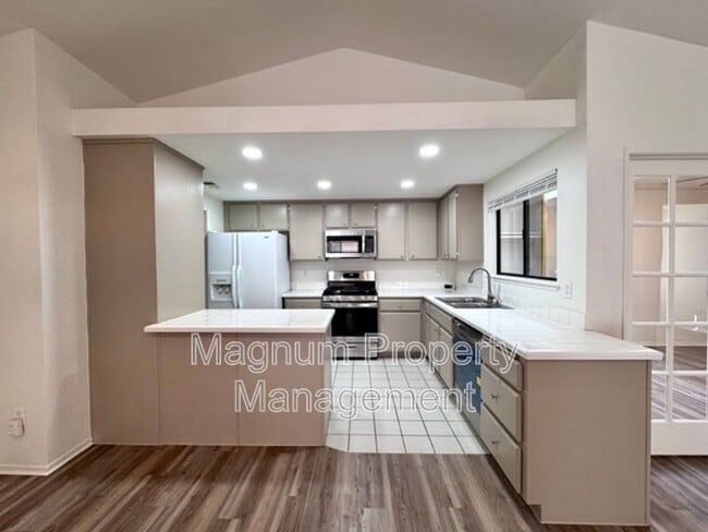 Building Photo - 27806 Hillpointe Dr