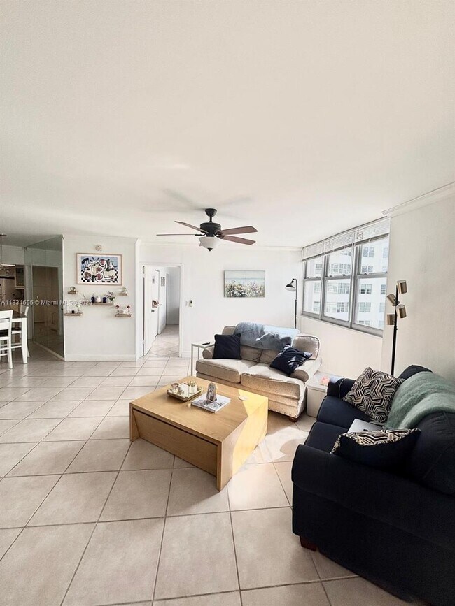 Building Photo - 999 Brickell Bay Dr
