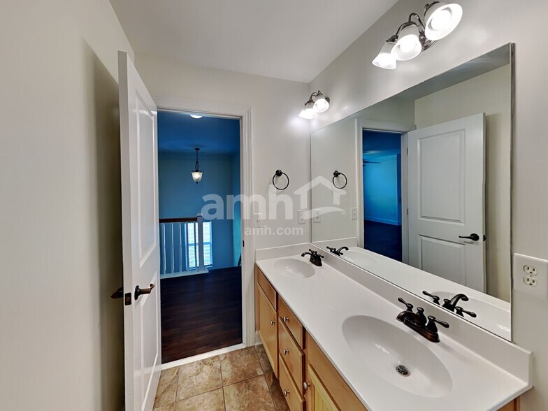 Building Photo - 263 Royal Cres Terrace