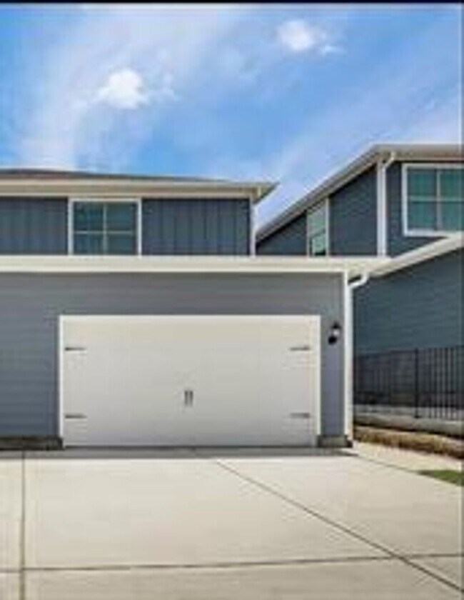 Building Photo - Stunning and Spacious 3-bed, 2.5-bath new ...