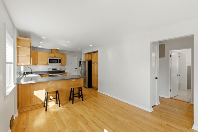 Building Photo - 556 Barton Ave