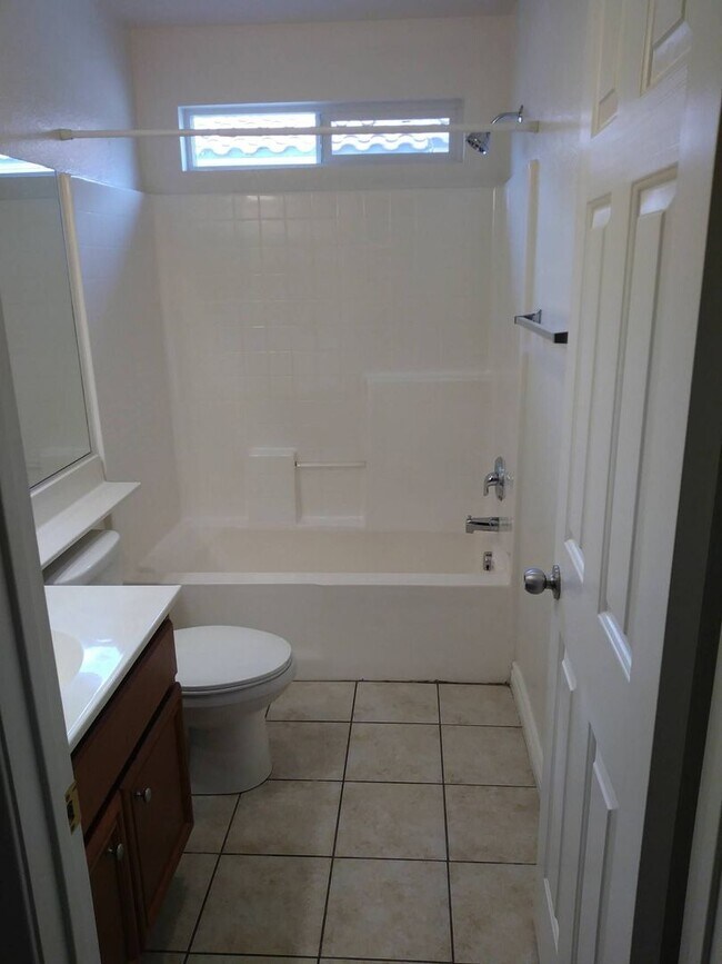 Building Photo - Spacious 3 Bedroom Moreno Valley Townhouse in Gated  Community!