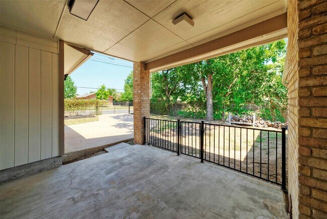 Building Photo - 104 Skyloop Dr