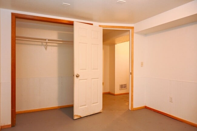 Building Photo - Huge 5 Bed 2 Bath Home for Rent! Great Loc...
