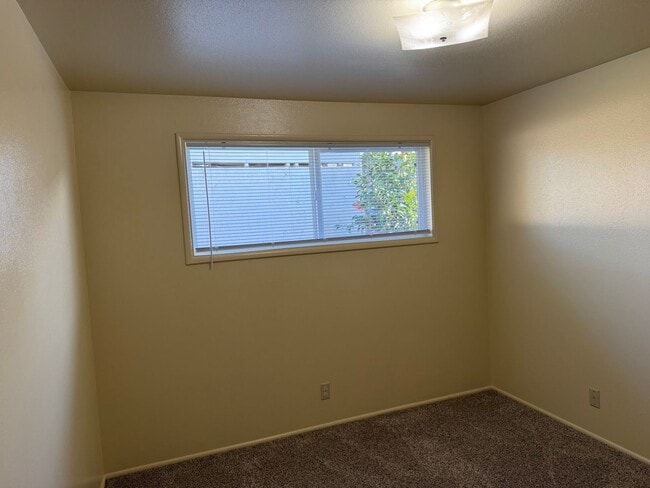 Building Photo - Nice single level 2 bedroom 1 bath house in Springfield!