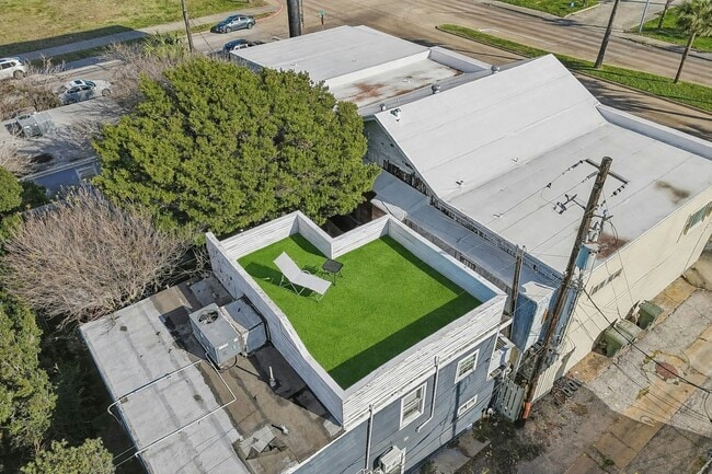 Building Photo - 609 Sealy Ave