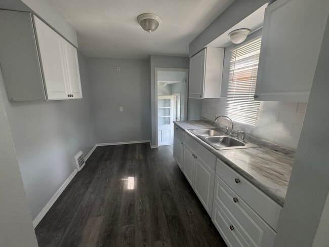 Building Photo - Single Family Home 3 beds 1 bath Available...