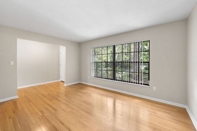 Building Photo - Spacious Pool Home in Desirable NW Gainesville