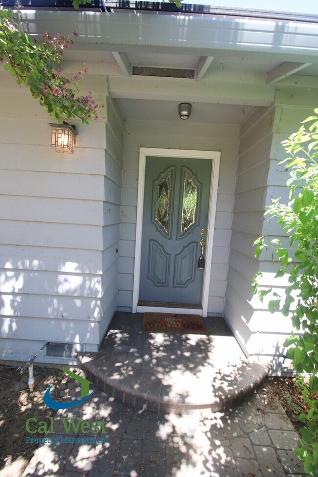 Building Photo - $4895 - Large beautiful 3/2 Home located i...