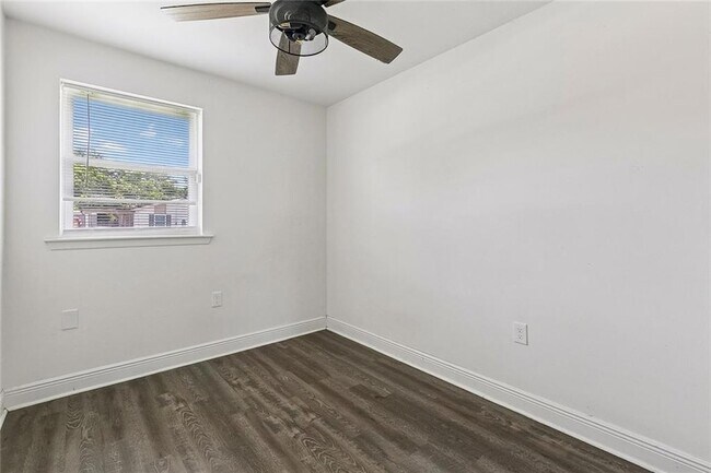 Building Photo - 1536 Redwood Dr