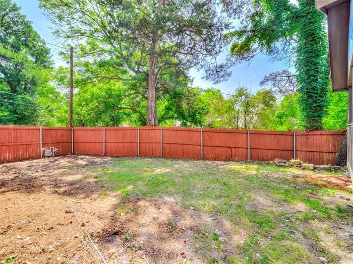 Fenced yard - 4028 Treeline Dr