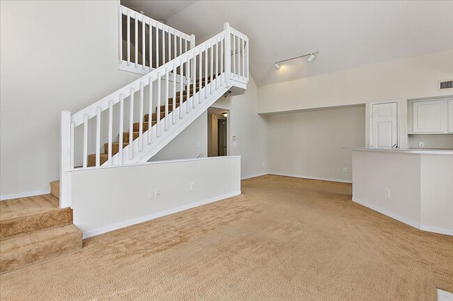 Building Photo - Terrific Bishops Court Townhouse!