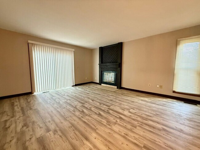 Building Photo - LEXINGTON - 3 Bedroom, 1 1/2 Bath Duplex Move-In Ready!