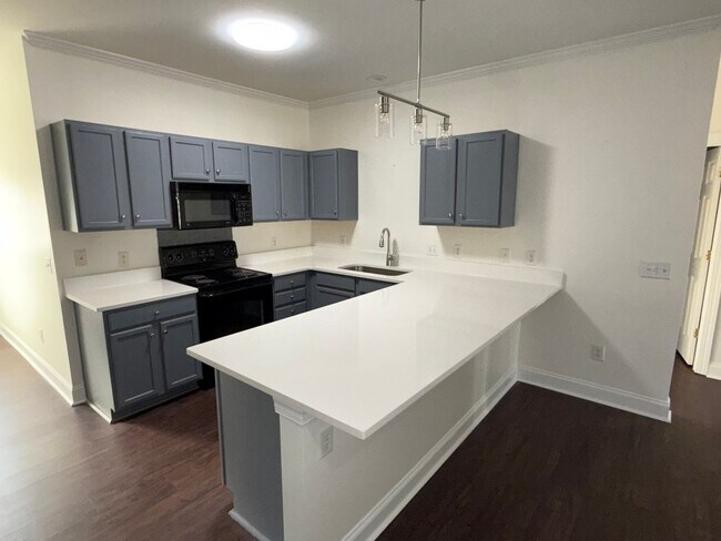 Building Photo - Renovated Cornelius Condo | Two Covered Balconies | Walk to Downtown & Antiquity | Lake Norman Area