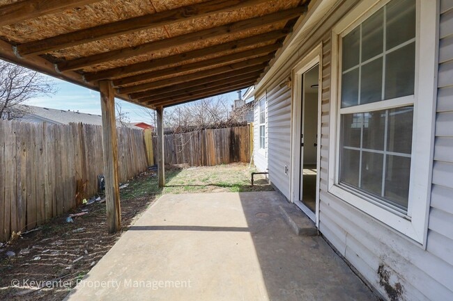 Building Photo - E 31st Ct Duplex