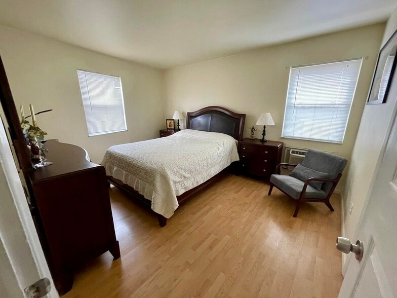 Building Photo - 202 12th St